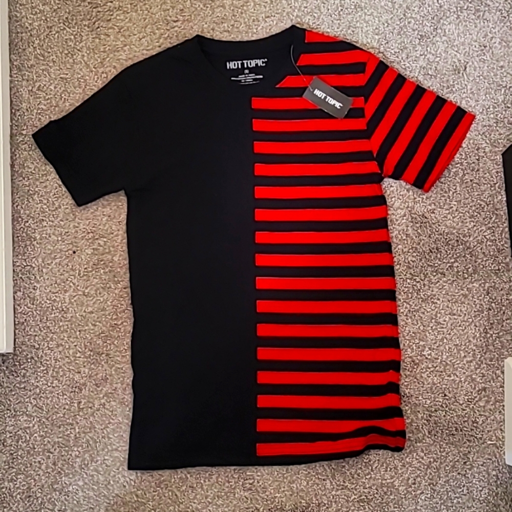 Small unisex black and red striped hot topic T shirt (still has tags)